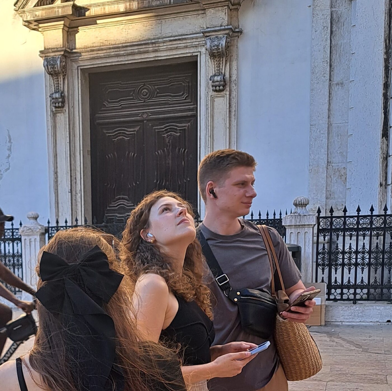 Взгляд вверх на фасады старого города